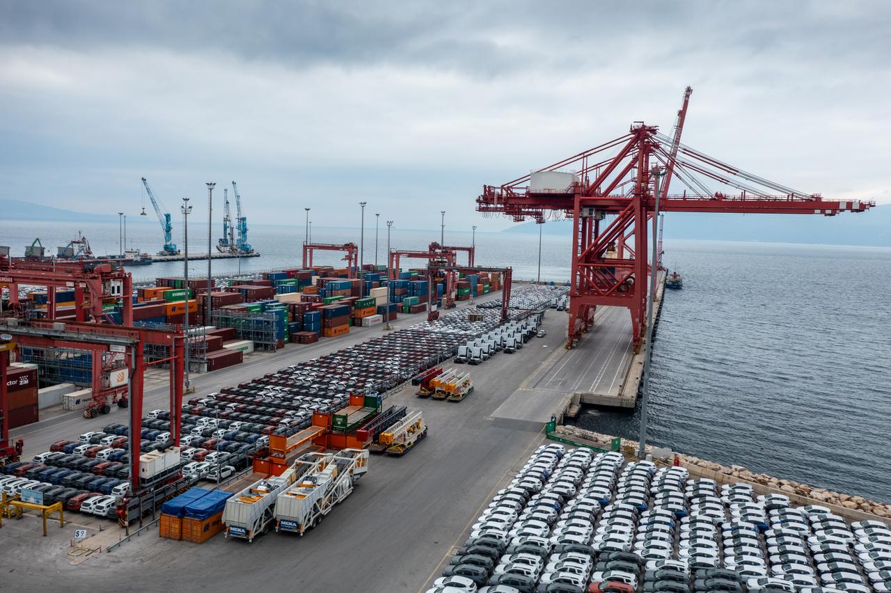 Rows of export vehicles and shipping containers are seen at Gemlik Port in Bursa, Türkiye, accessed on June 3, 2025. (Adobe Stock Photo)