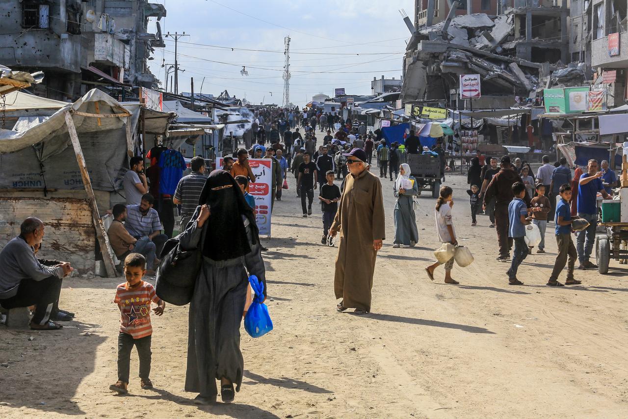 KHAN YUNIS, GAZA - JUNE 03: Palestinians are seen leaving their homes with belongings in hand, using horse carts, vehicles, or traveling on foot in search of safer areas following urgent evacuation warnings issued by the Israeli military in Khan Yunis, Gaza, on June 03, 2025. The mass displacement reflects growing fears amid intensified military operations.  ( Abed Rahim Khatib - Anadolu Agency )
