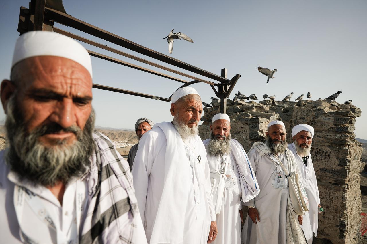 Muslim prospective pilgrims climb the Jabal al-Nour (al-Noor mountain) to visit Hira Cave during the annual Hajj pilgrimage in Mecca, Saudi Arabia on June 01, 2025. (AA Photo)