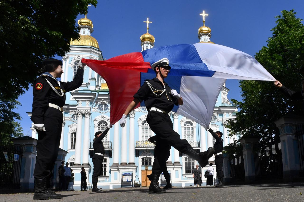Russian navy recruits perform with the Russian flag in St. Petersburg, Russia, on June 4 during a ceremony marking the departure of recruits to join the army. (AFP Photo)