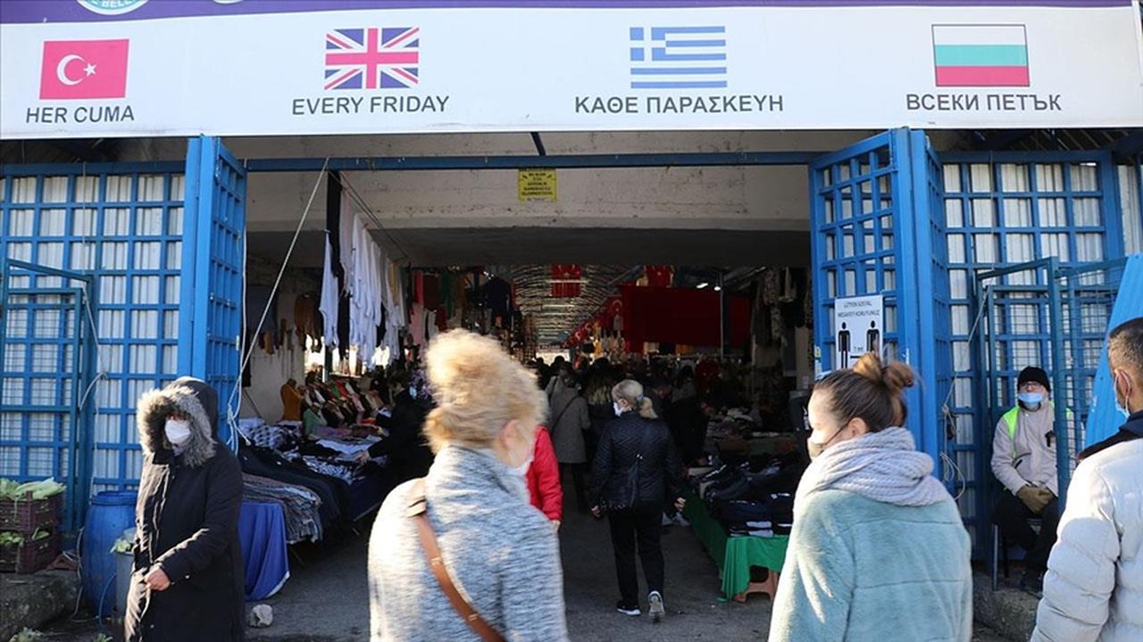 Edirne's renowned Ulus Bazaar, drawing a diverse crowd from neighboring countries like Greece and Bulgaria, Signs above confirm its "Every Friday" schedule in multiple languages. (AA Photo)