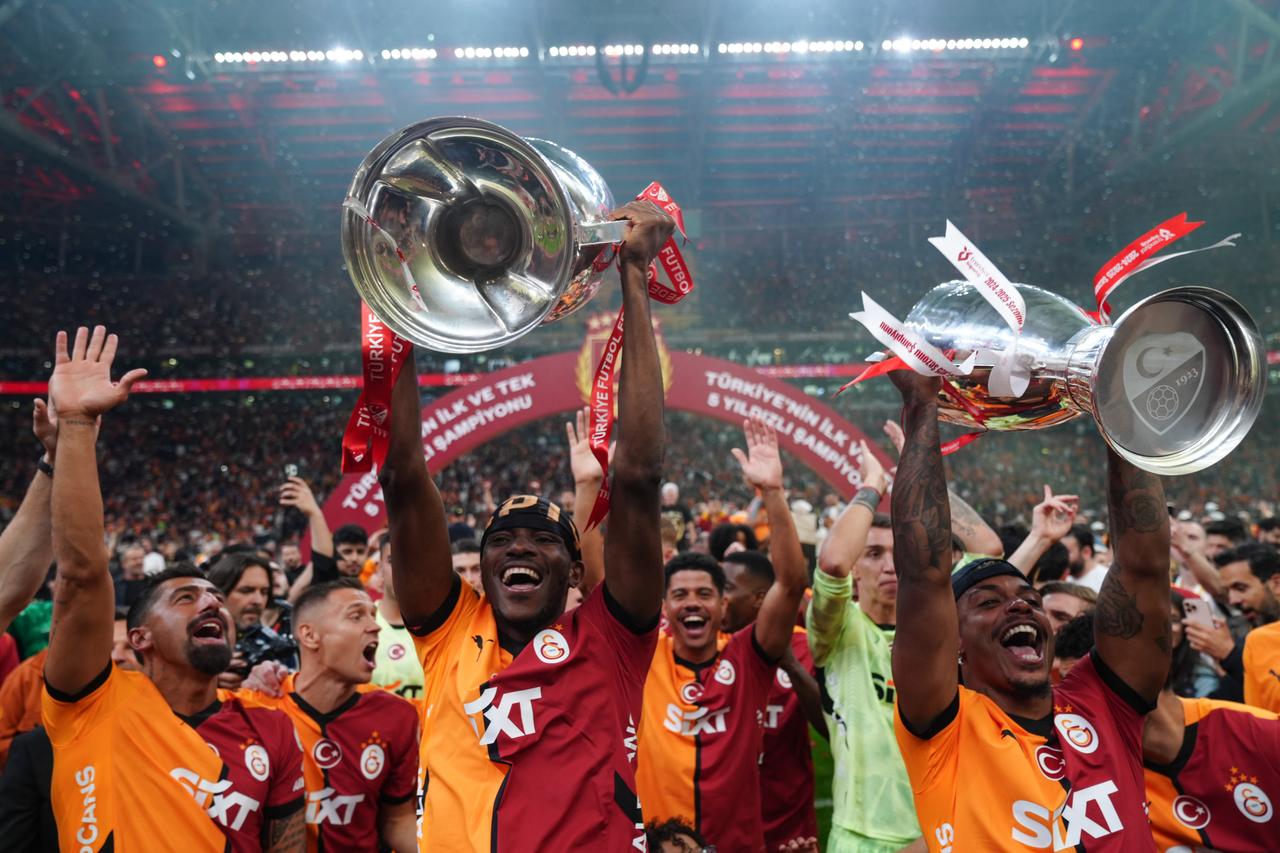 ISTANBUL, TURKIYE - MAY 30: Victor Osimhen (2nd L) and Mario Lemina (R) of Galatasaray, won the Turkish Super Lig championship for the third consecutive time and the 25th time in total, celebrate with championship trophies at the end of the 38th and final week match of the Turkish Super Lig between Galatasaray and RAMS Basaksehir at RAMS Park in Istanbul, Turkiye on May 30, 2025. ( Hakan Akgün - Anadolu Agency )