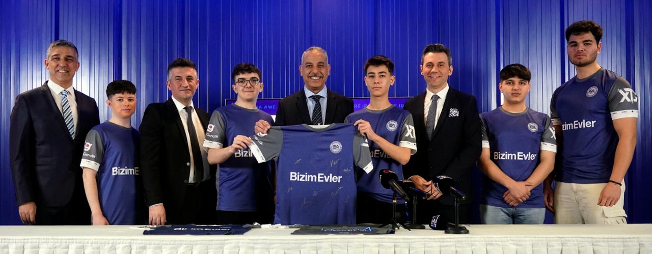 IDA Esports players pose with Ihlas Holding executives in Istanbul, Türkiye, accessed on June 5, 2025. (Photo via ihlas.com.tr)