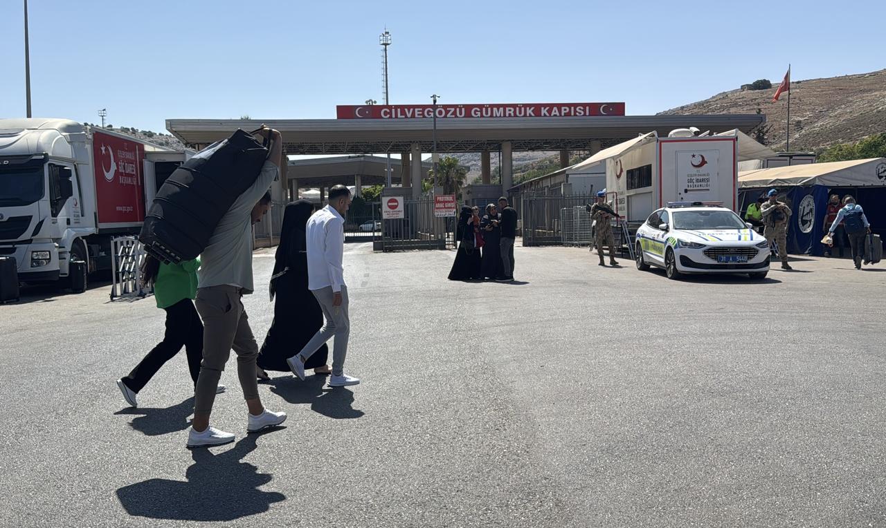 Syrians wishing to return to their country continue to cross the Cilvegozu Border Gate in Hatay as part of a permanent return program, June 5, 2025. (AA Photo)