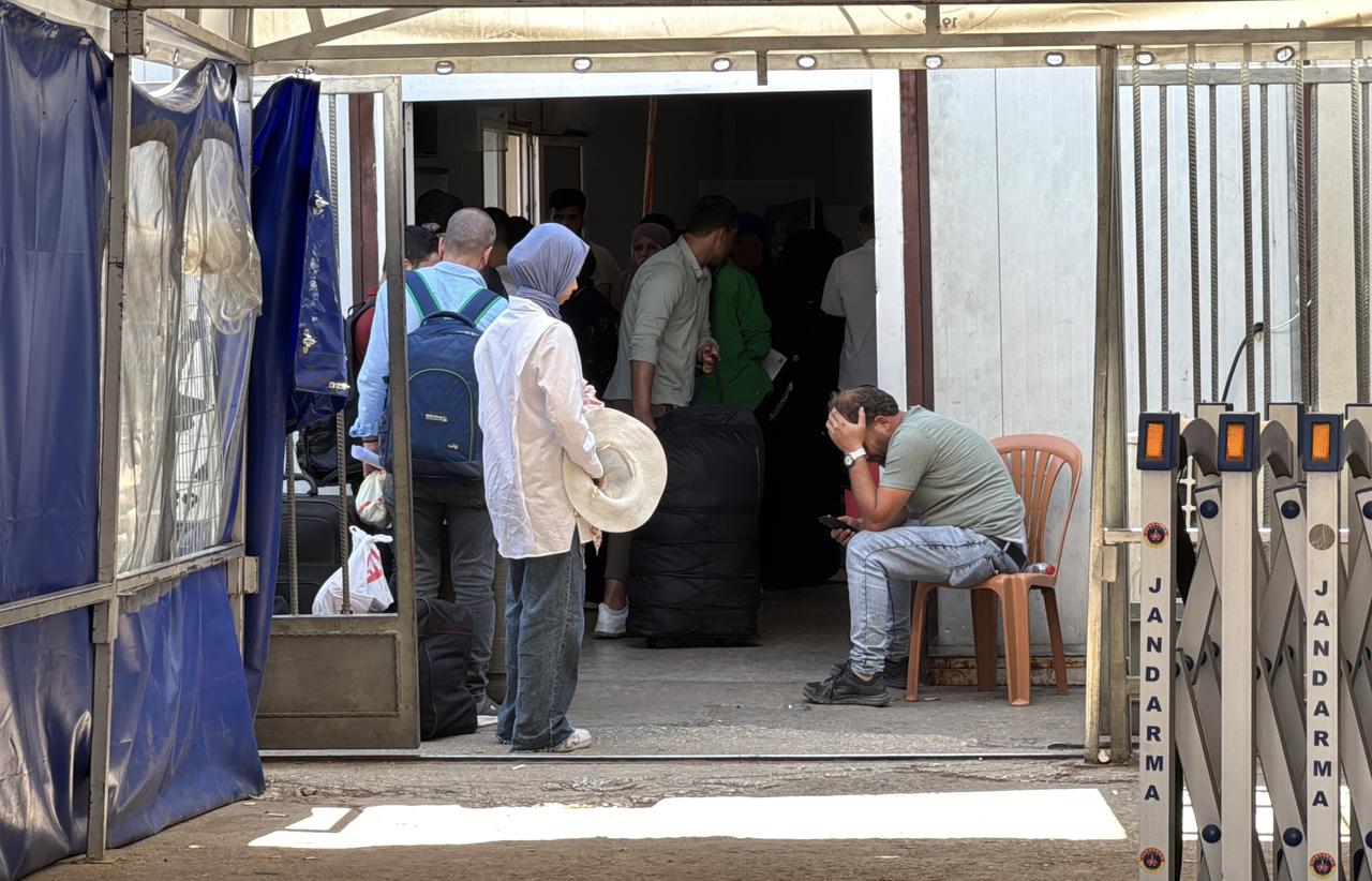 Syrians wishing to return to their country continue to cross the Cilvegozu Border Gate in Hatay as part of a permanent return program, June 5, 2025. (AA Photo)