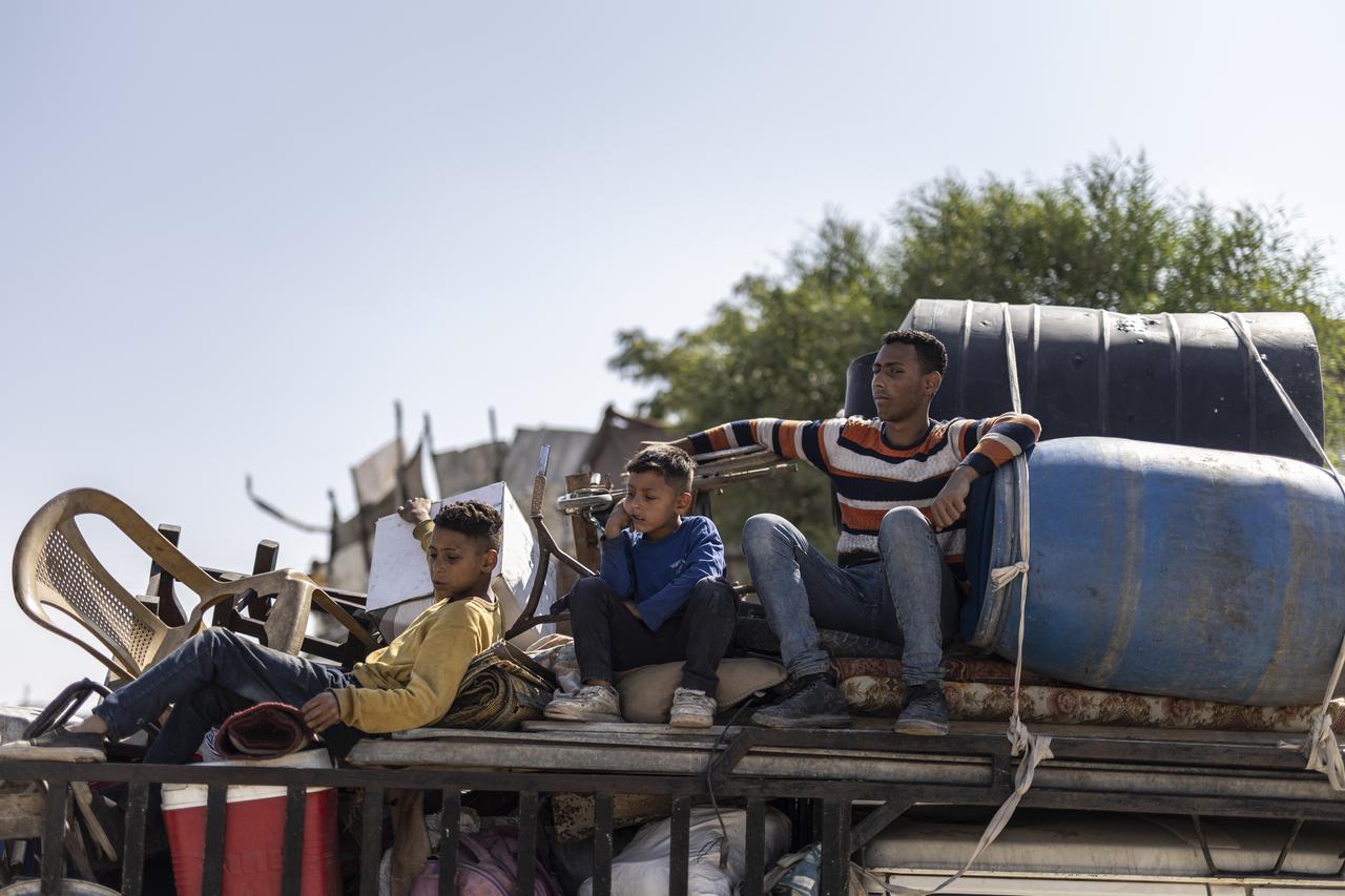 KHAN YUNIS, GAZA - JUNE 4: Residents are seen leaving with their belongings using horse-drawn carts, vehicles, or on foot, seeking safety in other areas as Palestinians continue to flee the Amal neighborhood in Khan Yunis after the Israeli army issued urgent evacuation warnings ahead of a possible Israeli attacks on Gaza on June 04, 2025.  ( Mahmoud Abu Hamda - Anadolu Agency )