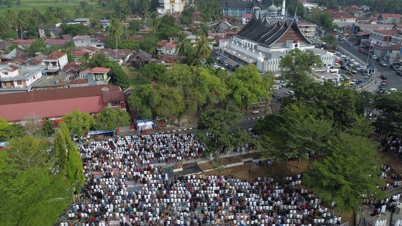 Muslims attend Eid Al-Adha (Feast of Sacrifice) prayer at the Dian Al-Mahri Mosque, also known as Golden Dome Mosque in Depok, West Java, Indonesia, June 6, 2025.  (AA Photo)