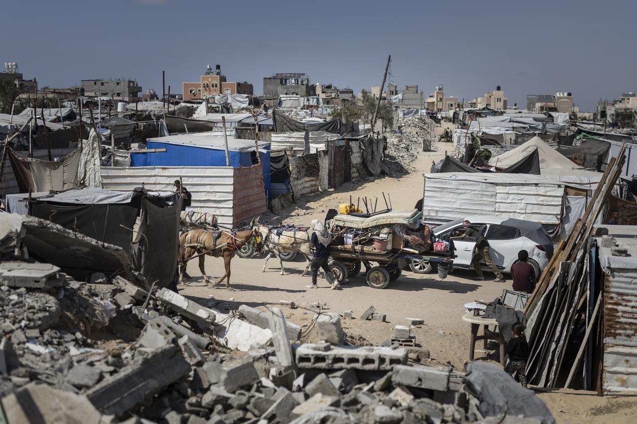 Residents are seen leaving with their belongings using horse-drawn carts, vehicles, or on foot, seeking safety in other areas as Palestinians continue to flee the Amal neighborhood in Khan Yunis after the Israeli army issued urgent evacuation warnings ahead of a possible Israeli attacks on Gaza on June 04, 2025. (AA Photo)