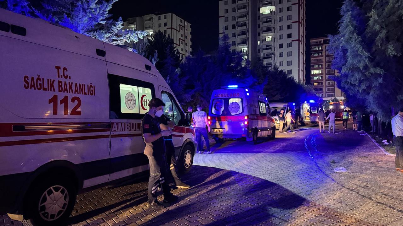 Emergency teams respond to the scene of the high-rise fire in Diyarbakır, Türkiye on June 5, 2025. (AA Photo)
