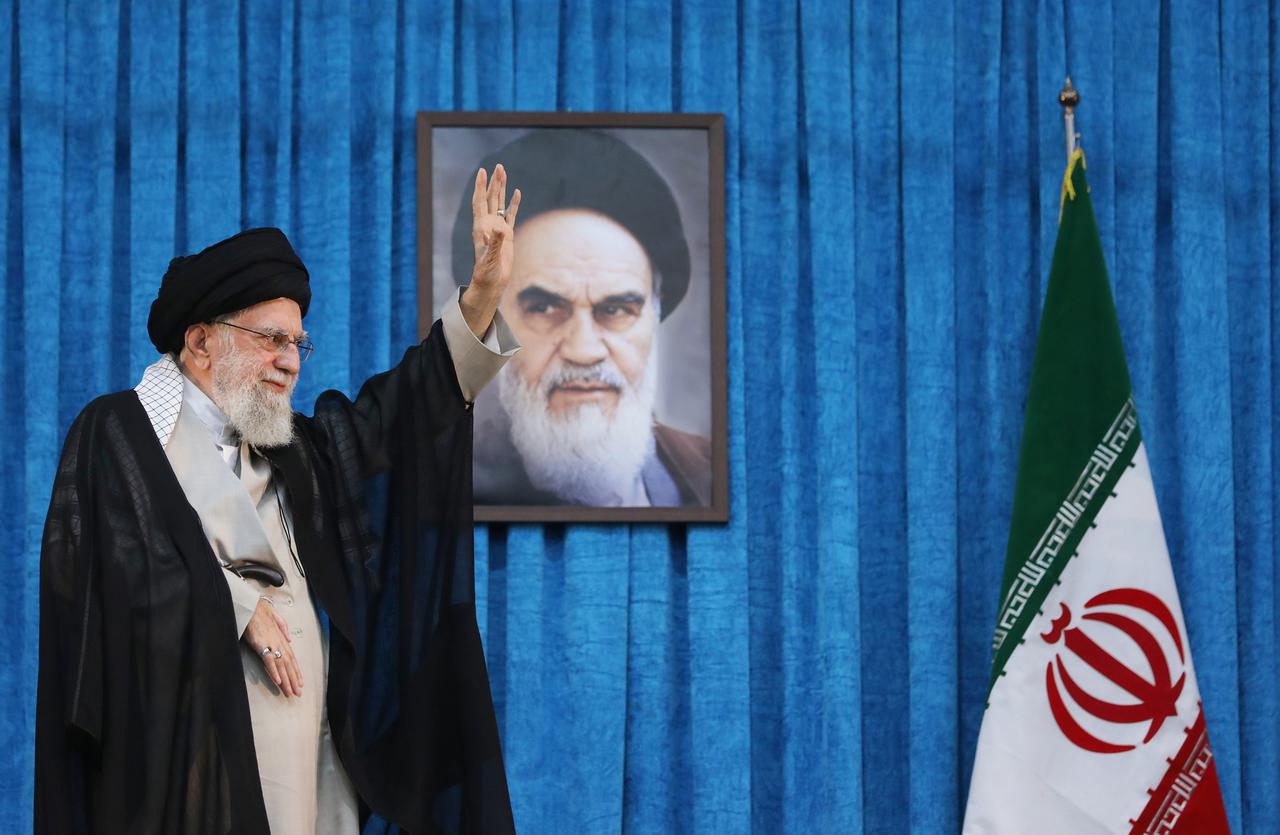 تهران ، ایران-4 ژوئن: (-فقط استفاده از سرمقاله-اعتبار اجباری-دفتر مطبوعاتی رهبر ایران / جزوه-بدون بازاریابی بدون تبلیغات تبلیغاتی-توزیع شده به عنوان خدمات به مشتریان ----) رهبر عالی ایرانیا ، علی خمنی ، در یک مراسم ، در 36 سالگی درگذشت روهلای Khomina ، بنیانگذار Revolutionini ،