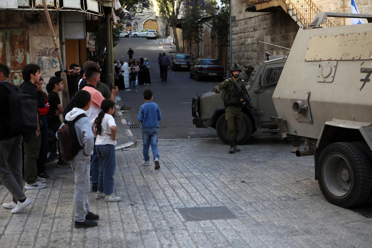 HEBRON, WEST BANK - MAY 22: Israeli settlers organize a provocative tour at the city under the protection of Israeli forces in Hebron, West Bank on May 22, 2025. ( Mamoun Wazwaz - Anadolu Agency )