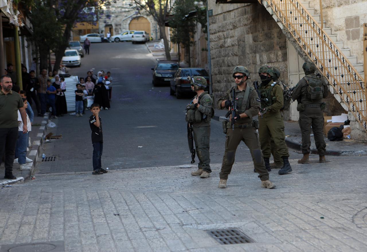 HEBRON, WEST BANK - MAY 22: Israeli settlers organize a provocative tour at the city under the protection of Israeli forces in Hebron, West Bank on May 22, 2025. ( Mamoun Wazwaz - Anadolu Agency )