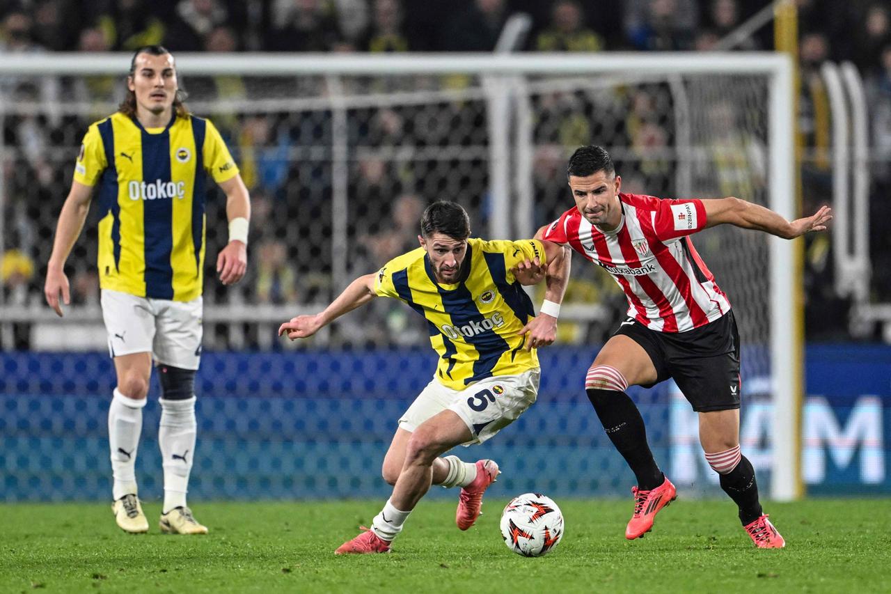 Fenerbahces Ismail Yuksek (C) fights for the ball with Athletic Bilbaos Inigo Ruiz de Galarreta (R) during the UEFA Europa League football match at the Sükrü Saraçoglu Stadium, Istanbul, Türkiye, Dec. 11, 2024. (AFP Photo)