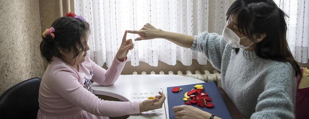 A therapist works with an autistic girl during a behavioral session in Türkiye, accessed on June 7, 2025. (AA Photo)