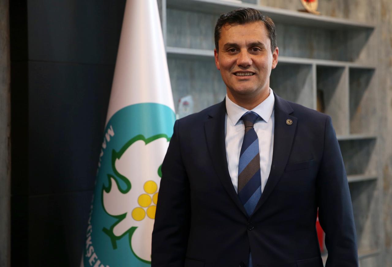 Manisa Metropolitan Mayor Ferdi Zeyrek (pictured) giving an interview to a journalist on November 25, 2024. (AA Photo)