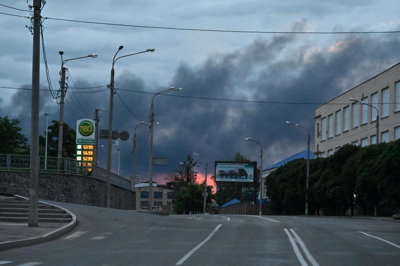 This photograph shows a smoke rising from a fire following powerful attacks to Ukrainian city of Kharkiv early on June 7, 2025. Russia pummelled Ukraines second-largest city before dawn on June 7, killing two people in what Kharkivs mayor described as the  most powerful attack  there since the start of the war. (Photo by SERGEY BOBOK / AFP)
