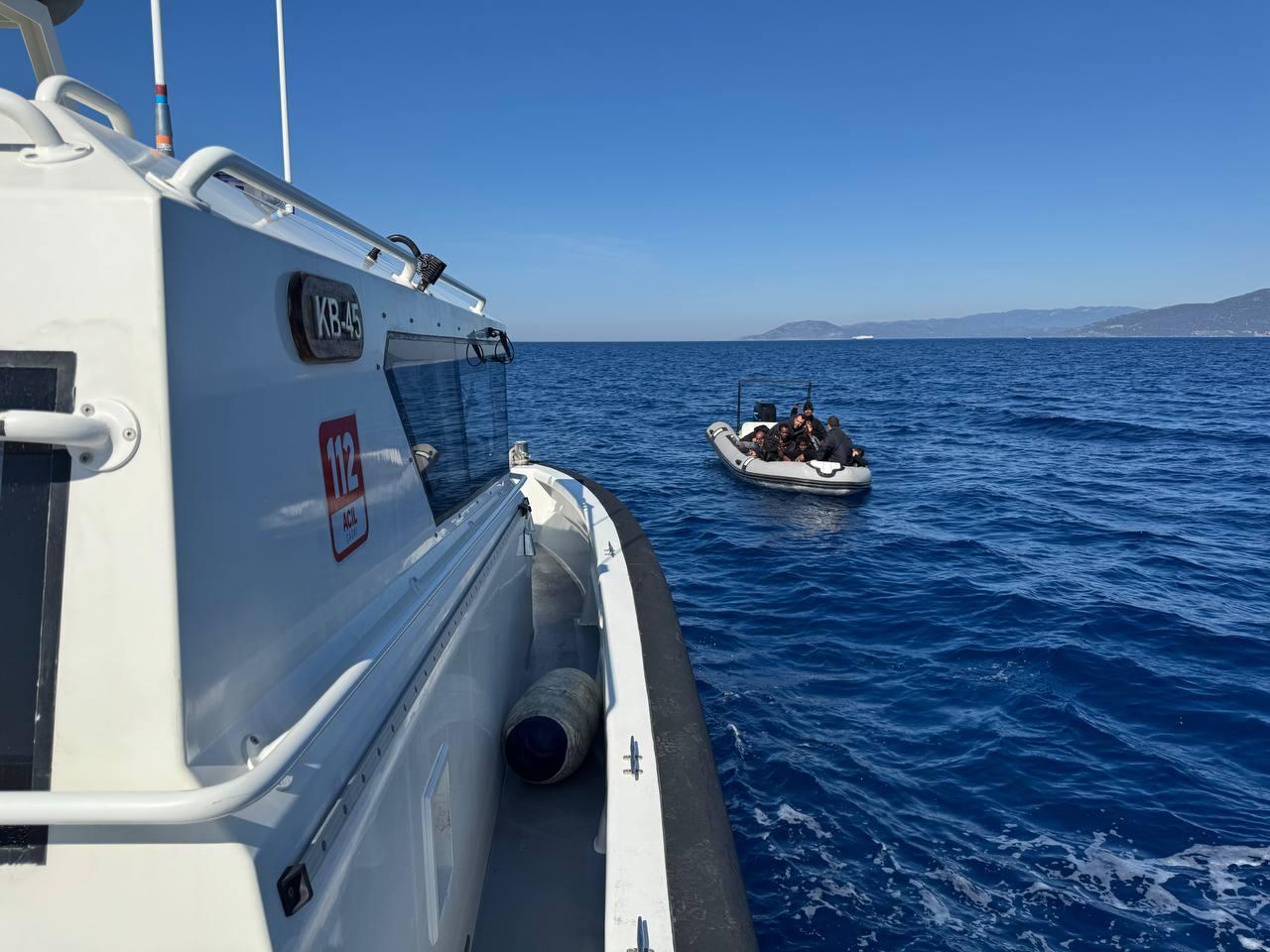 18 irregular migrants were apprehended off the coast of Dikili district in Izmir on June 6, 2025. (AA Photo)