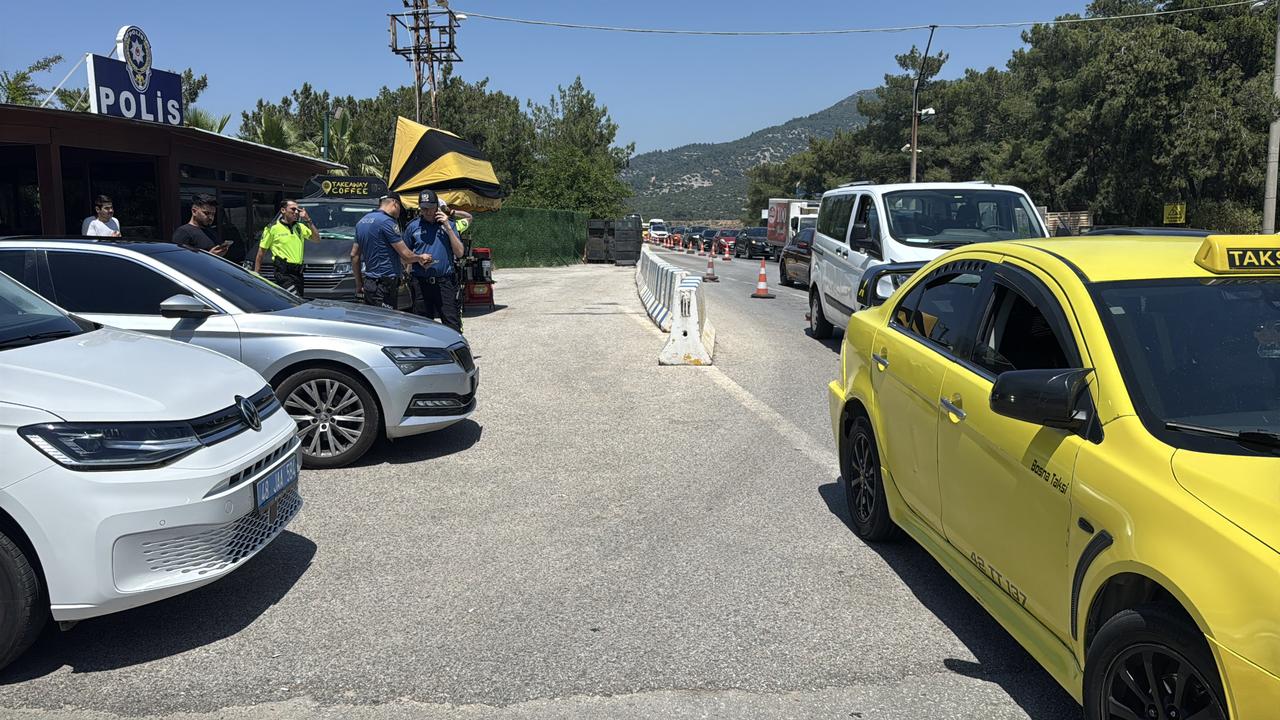 Five irregular migrants were apprehended in a stopped taxi in Bodrum district of Mugla on June 5, 2025. (AA Photo)