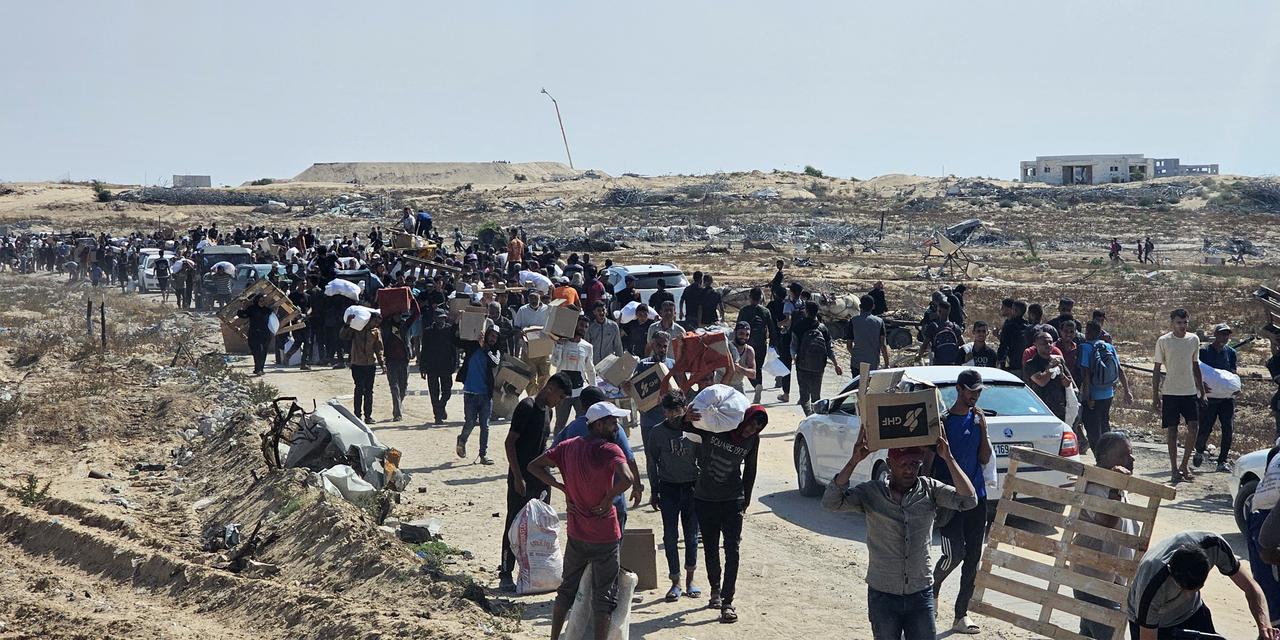 Displaced Palestinians walk along a road to receive humanitarian aid packages from a US-backed foundation in Rafah in the southern Gaza Strip on June 5, 2025. The US-backed Gaza Humanitarian Fund said on June 5 that it resumed food distribution in the war-torn Palestinian territory, after pausing operations for a day following deadly shootings. (Photo by AFP)