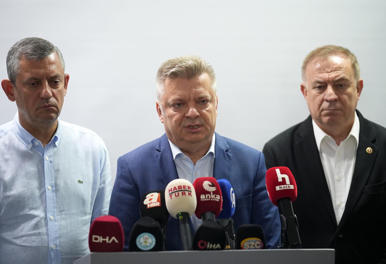 CHP Chairman Ozgur Ozel (left) visited Manisa Celal Bayar University Hafsa Sultan Hospital with Prof. Dr. Ismet Topcu (center), Chief Physician of the hospital, to make a press statement regarding Mayor of Manisa Ferdi Zeyreks, condition on June 7, 2025. (AA Photo)