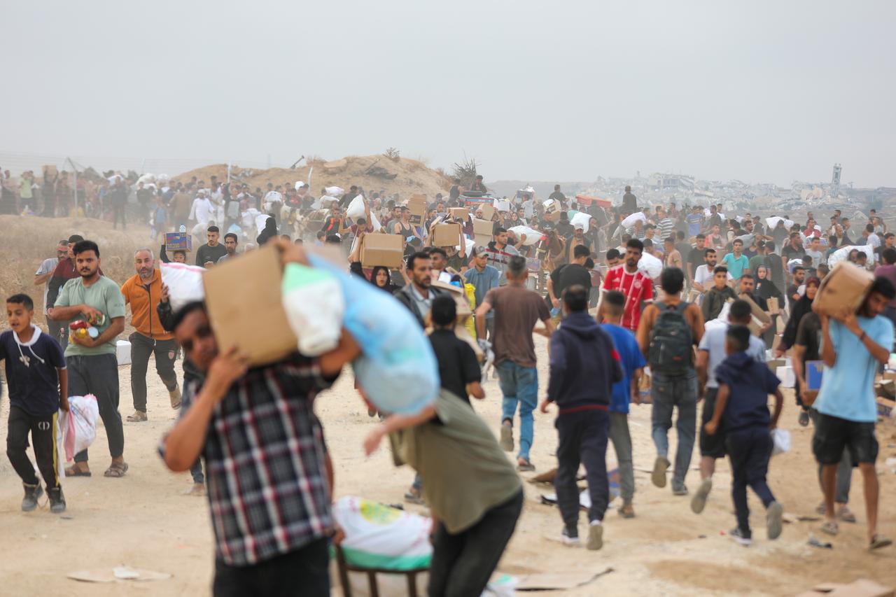 Palestinians flock to the aid distribution point in the Netzarim Corridor in the central Gaza Strip on June 8, 2025. (AA Photo)