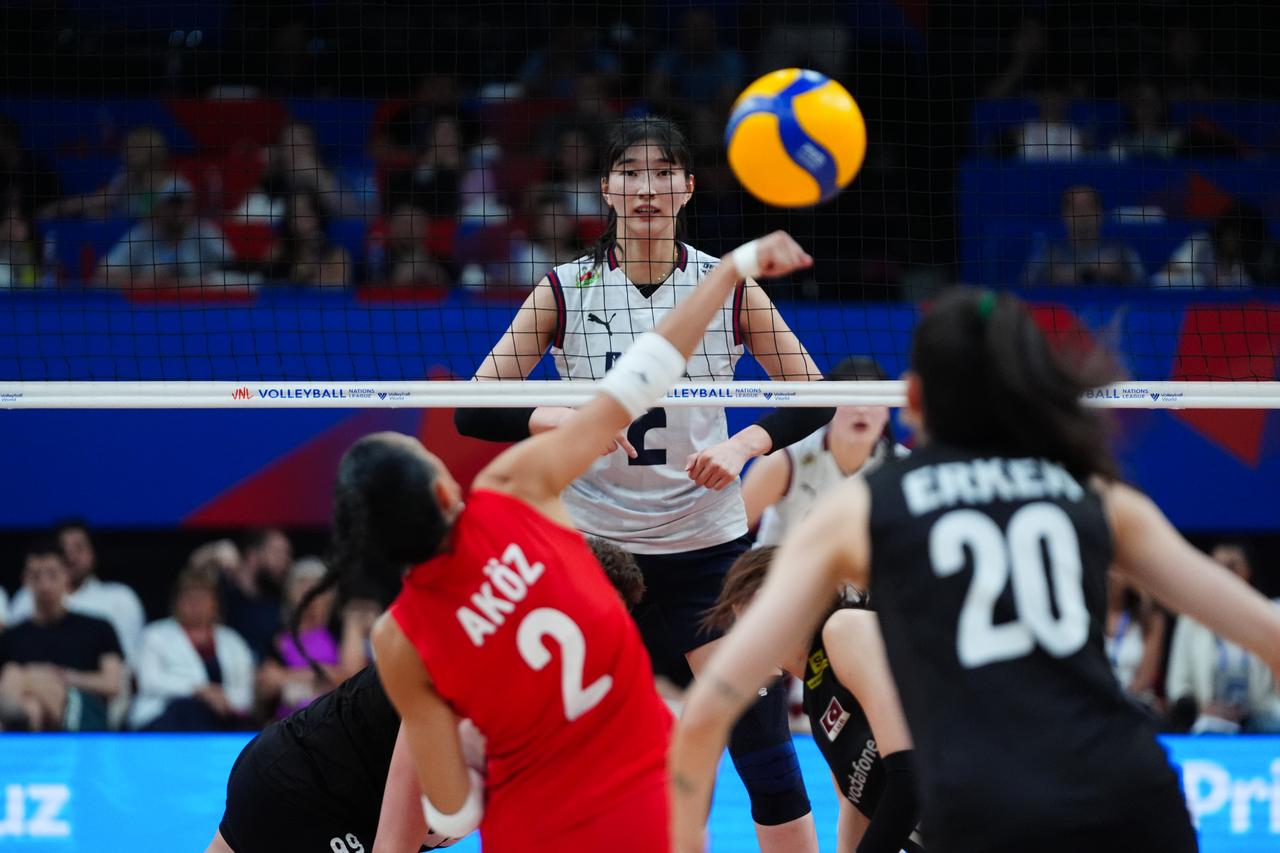 Simge Akoz (2) of Turkiye in action against Juah Lee (2) of South Korea during the FIVB Women's Nations League (VNL) 2nd week volleyball match at Sinan Erdem Dome in Istanbul, Türkiye on Jun. 21, 2025. (AA Photo)