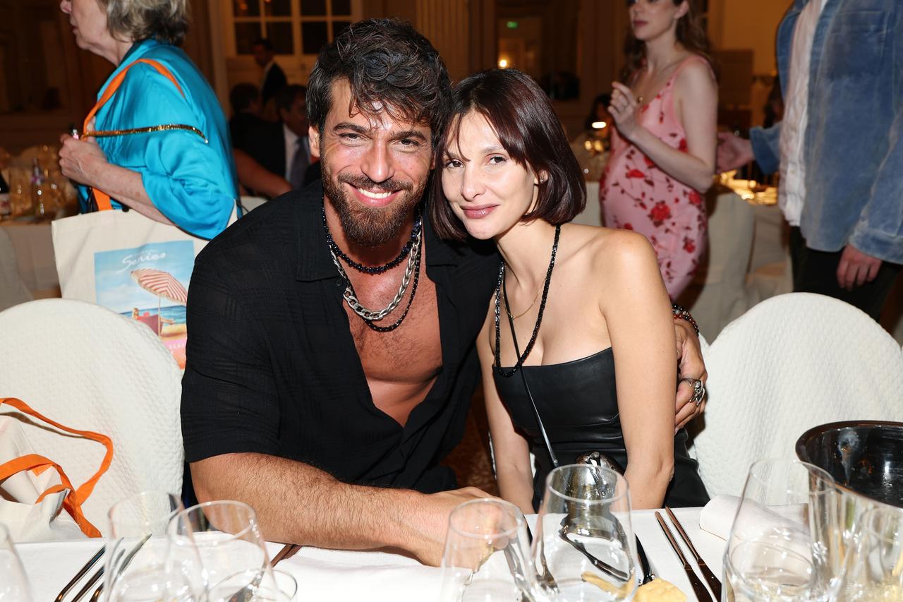 Can Yaman (L) and Sara Blurna (R). (Photo via hola.com)