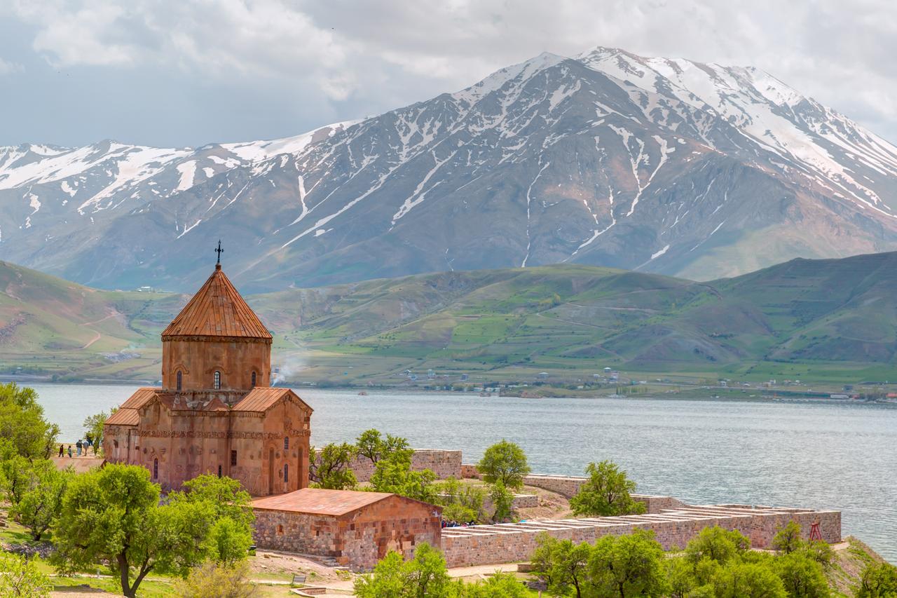 Lake Van travel guide: Explore Türkiye's largest lake, its cultural treasures