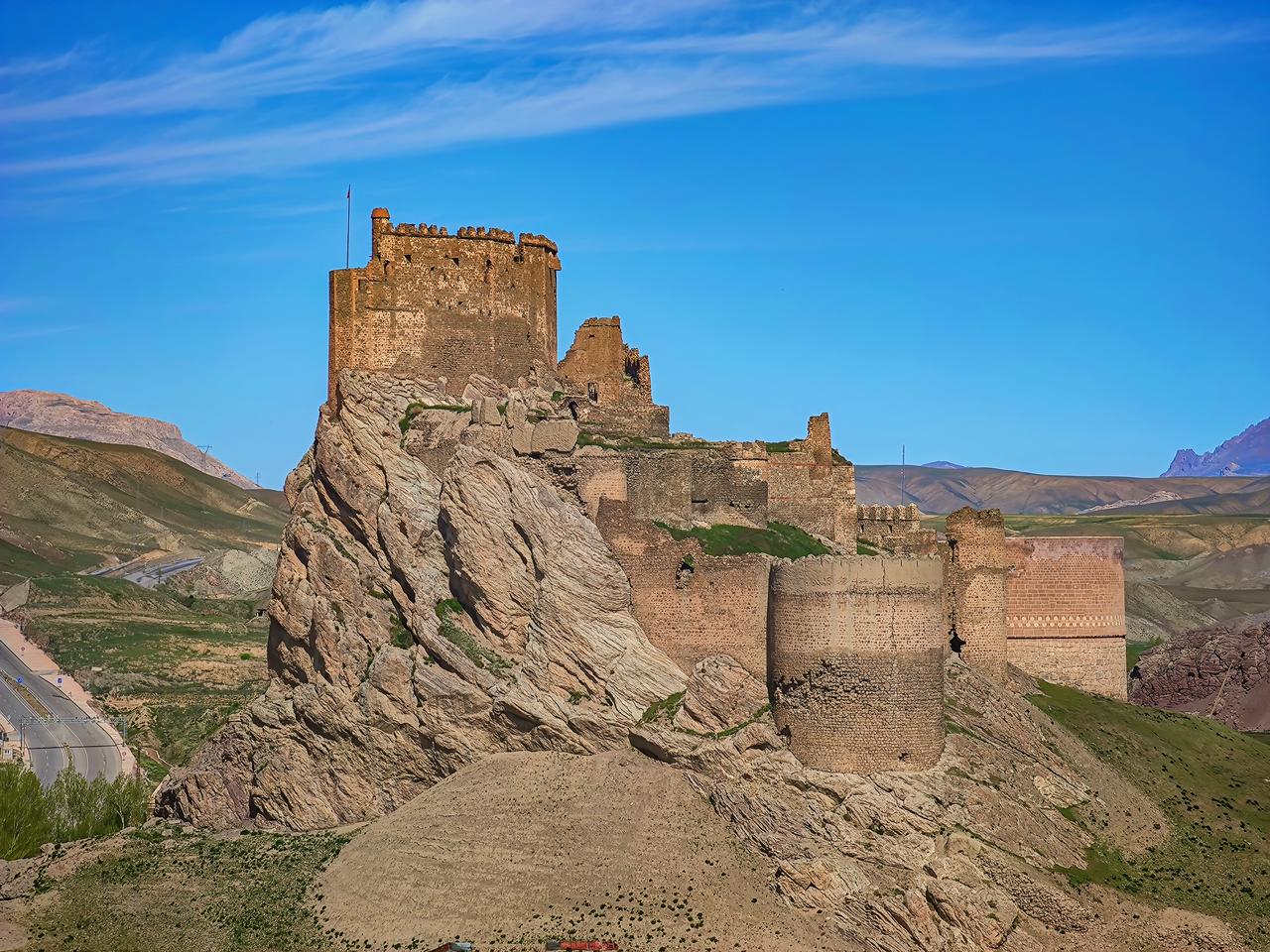 Hosap Castle combines Urartian foundations and 17th-century Ottoman renovations on a steep hill near the Hosap River in Van, Türkiye, accessed Jul. 1, 2025. (Adobe Stock Photo)
