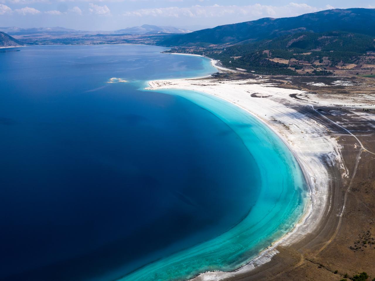 Lake Salda’s turquoise waters and white shores form Türkiye’s cleanest lake, located in Burdur and often compared to tropical coastlines, accessed Jul. 1, 2025. (Adobe Stock Photo)