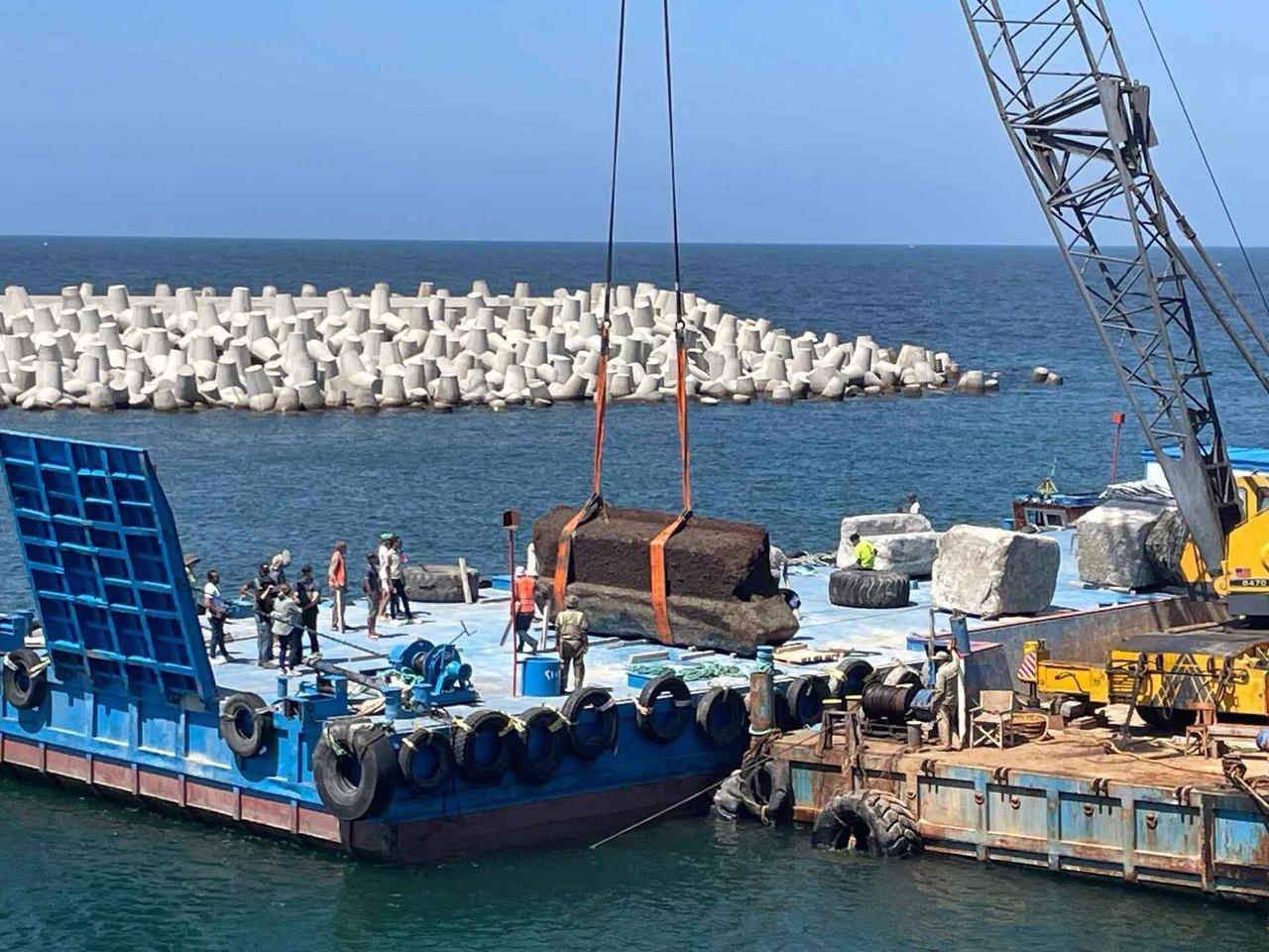 A massive stone block from the ancient Lighthouse of Alexandria is lifted from the seabed. (Photo via GEDEON Programmes/CEAlex)