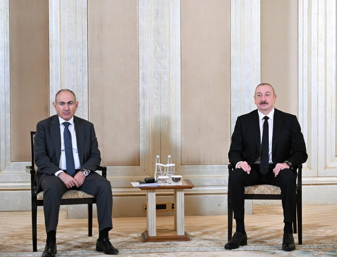 Azerbaijani President Ilham Aliyev (R) and Armenian Prime Minister Nikol Pashinyan (L) meet in Abu Dhabi, the capital of the United Arab Emirates on July 10, 2025. (Azerbaijani Presidency/Handout)