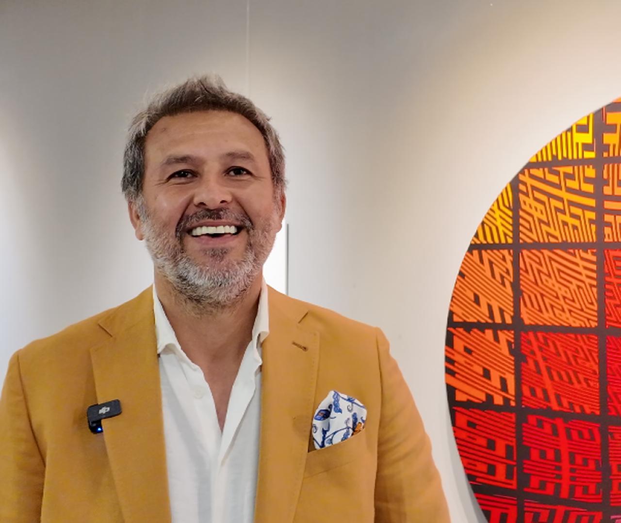 Murat Kurt, curator of the exhibition “Words and Colors from Iskender Pala’s Novels,” Trabzon, Türkiye, July 2025. (Photo via Türkiye Today)