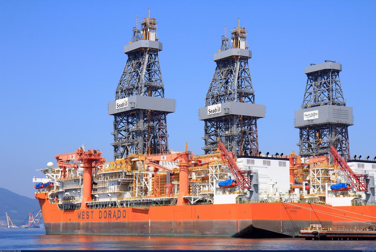 "West Draco" and "Pacific Zonda", whose drilling towers can also be seen on this photo at Samsung shipyard on Geoje island in South Korea. (Photo via shipspotting)