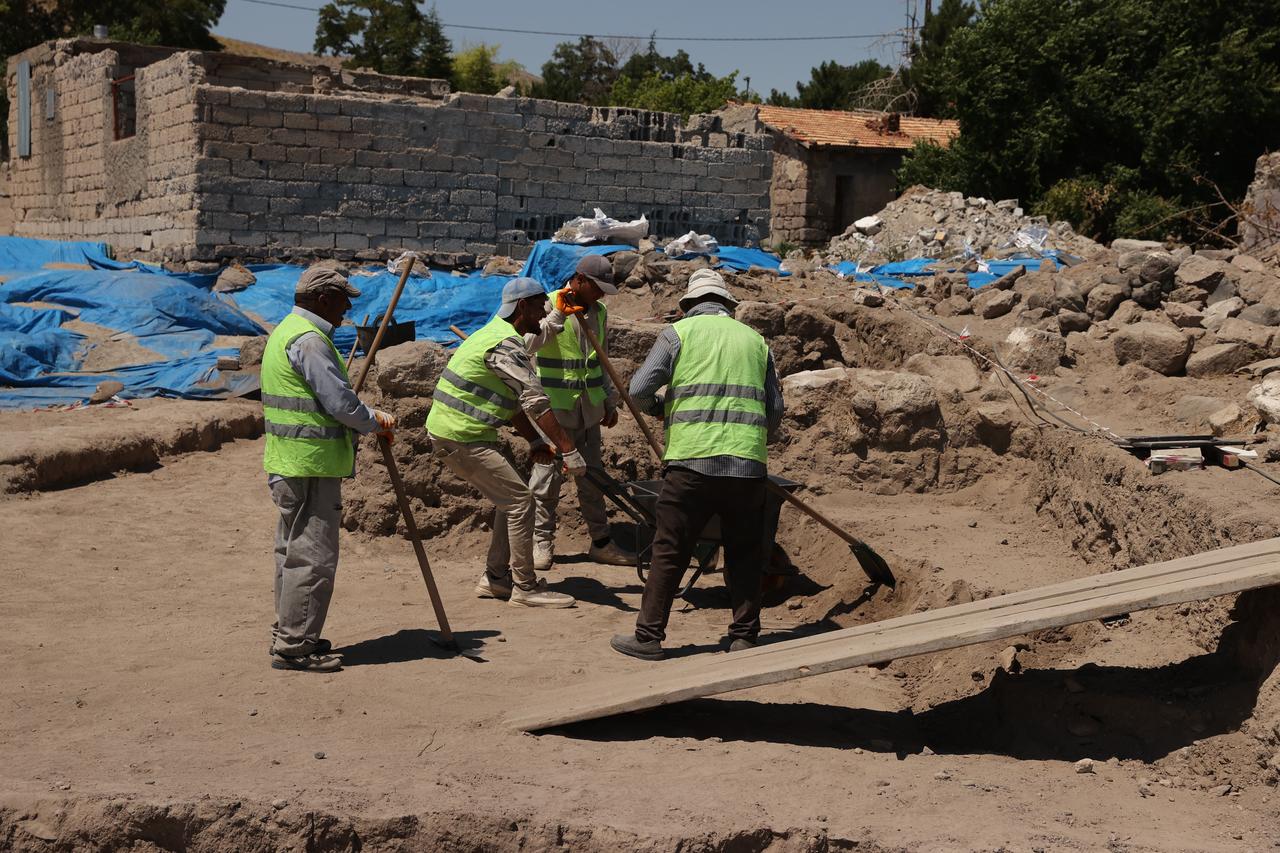 Archaeological excavation efforts to uncover a Late Roman–Early Byzantine mosaic structure continue in the Incesu district of Kayseri, Türkiye, July 9, 2025. (AA Photo)