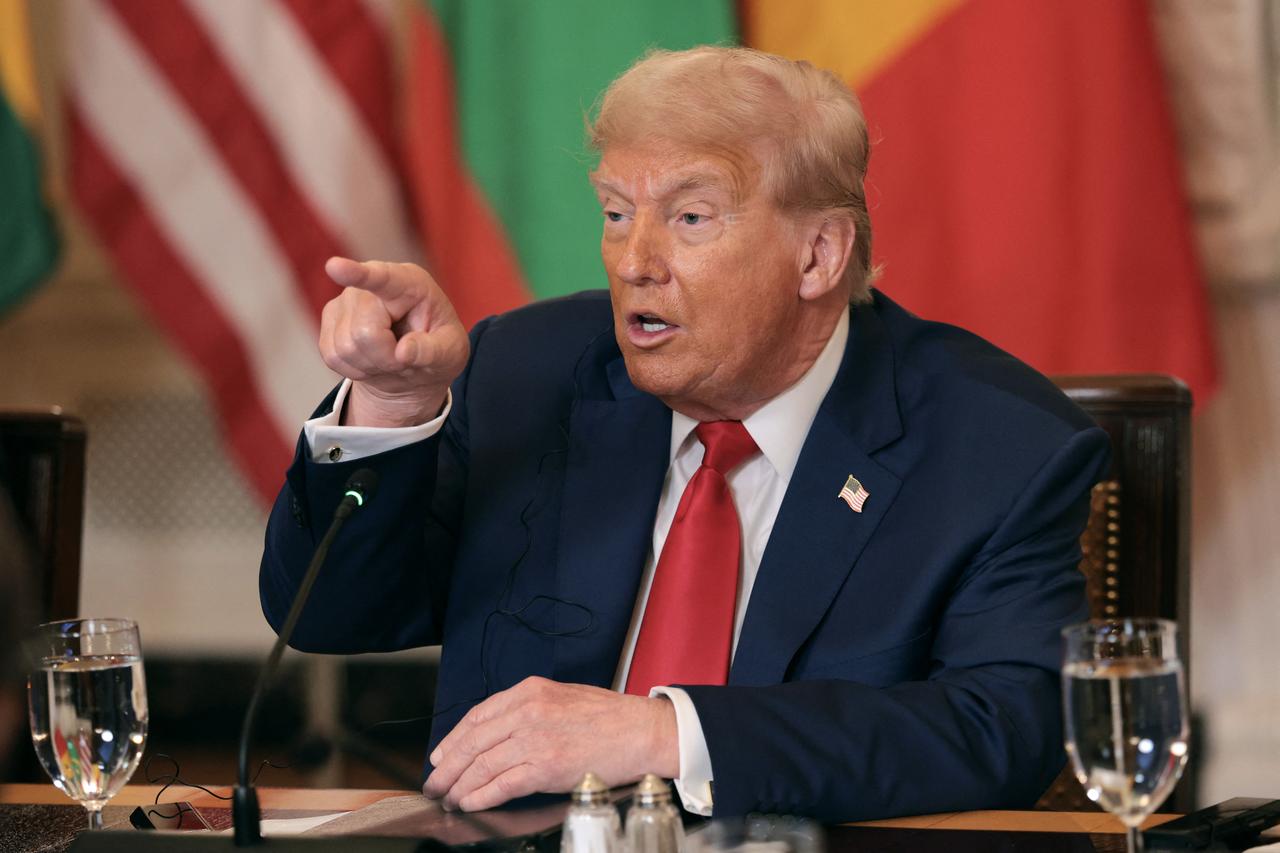 ABD Başkanı Donald Trump, 9 Temmuz 2025'te Washington'daki Beyaz Saray'daki eyalet yemek odasında Afrikalı liderlerle çok taraflı bir öğle yemeği sırasında konuşuyor. (AFP fotoğrafı)
