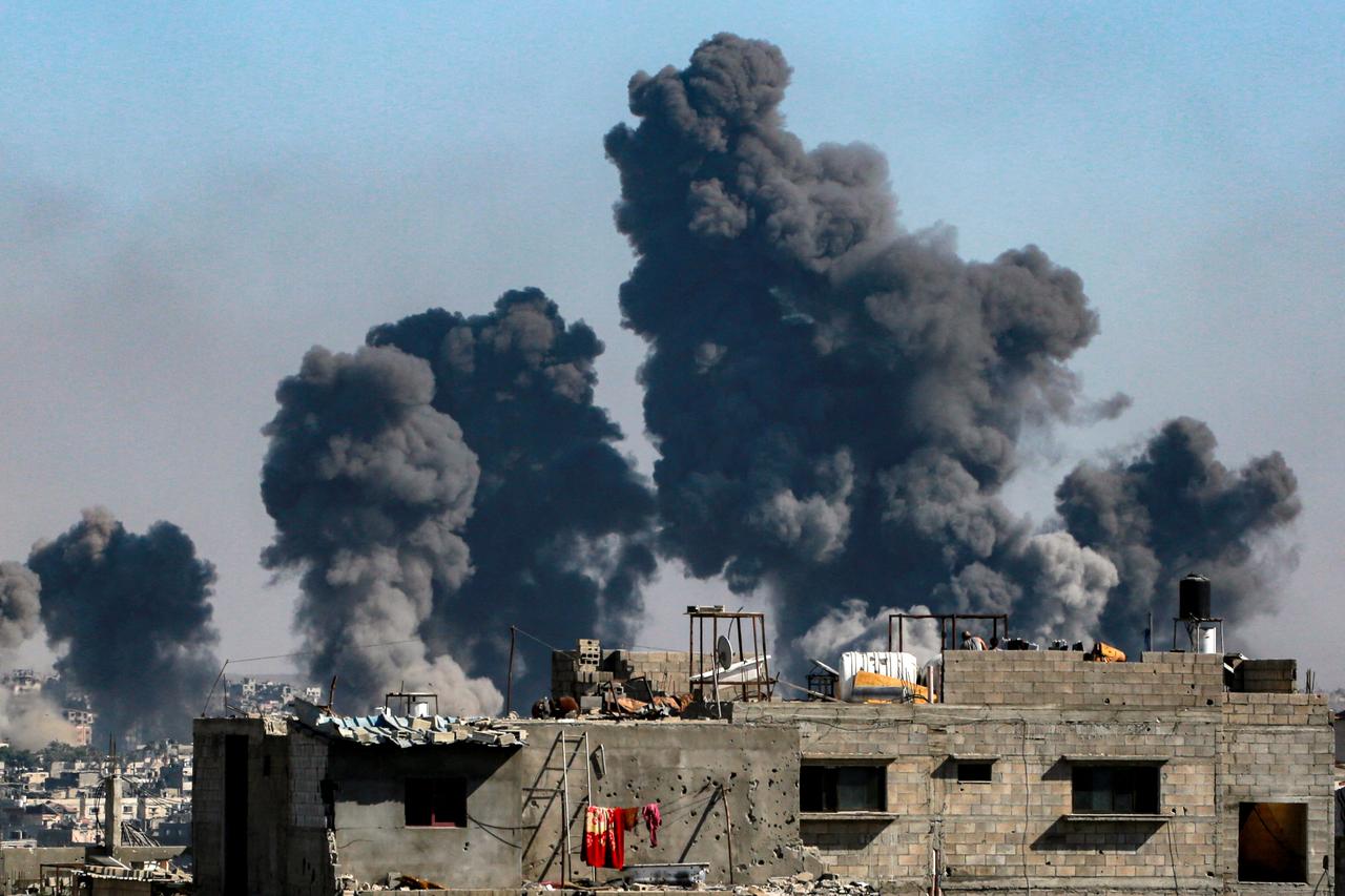 This picture taken from western Jabalia in the central Gaza Strip shows smoke plumes rising from Israeli bombardment in eastern Gaza City on July 9, 2025. (AFP Photo)