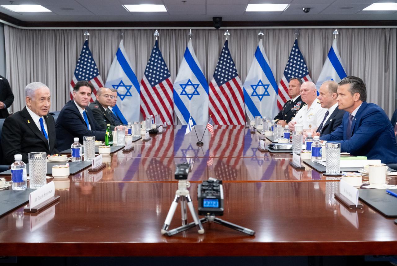 US Secretary of Defense Pete Hegseth (R) and Israeli Prime Minister Benjamin Netanyahu (L) hold a meeting at the Pentagon in Washington, DC, on July 9, 2025. (AFP Photo)