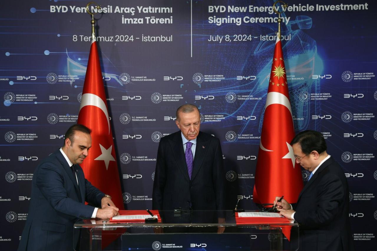 Türkiyes Industry and Technology Minister Mehmet Fatih Kacir and BYD CEO Wang Chuanfu sign a $1 billion investment agreement for a new manufacturing plant in Manisa, with President Recep Tayyip Erdogan attending the ceremony in Istanbul, Türkiye, on July 8, 2024. (AA Photo)