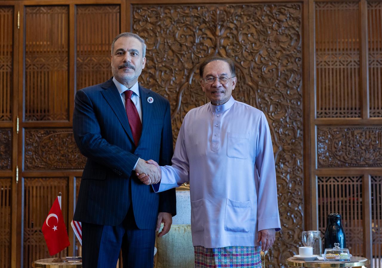 Turkish Foreign Minister Hakan Fidan (L) meets with Malaysian Prime Minister Anwar Ibrahim, in Kuala Lumpur, Malaysia, July 11, 2025. (AA Photo)