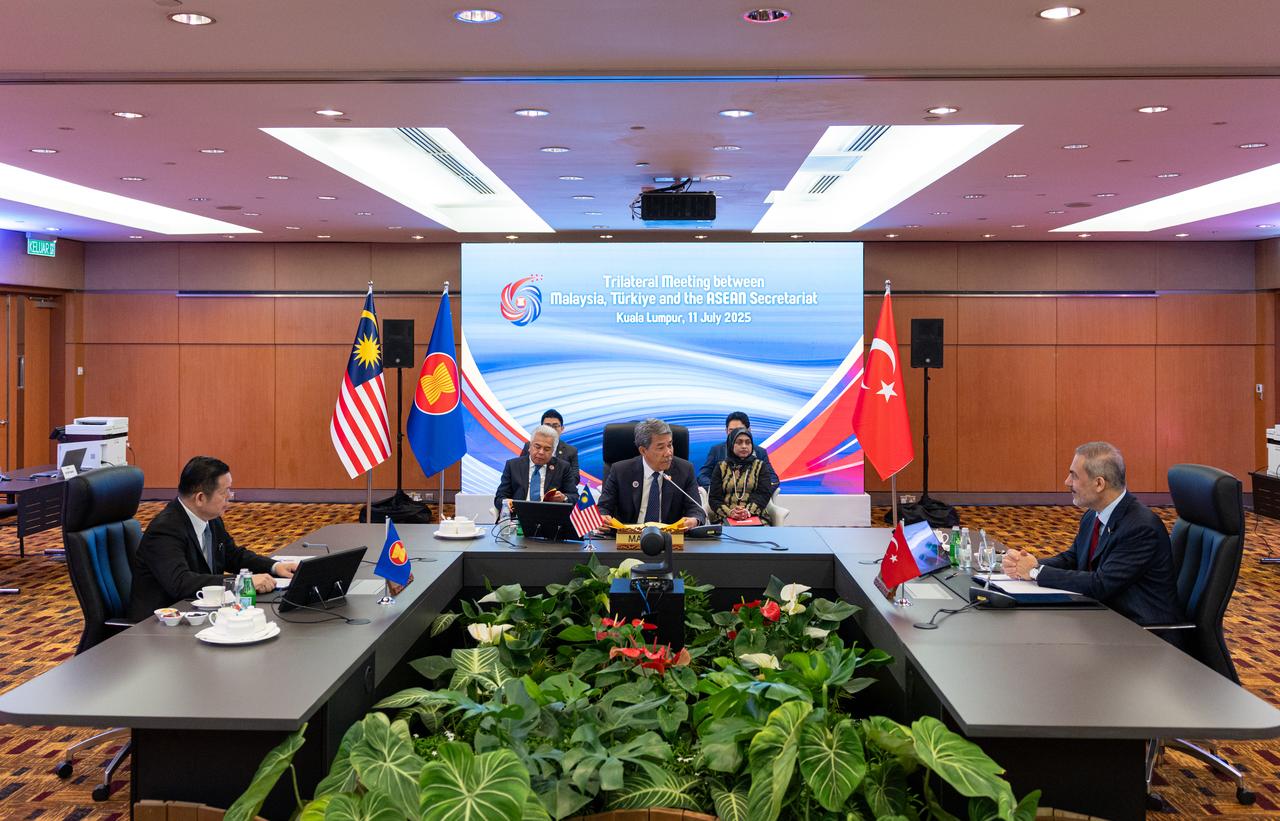 FM Hakan Fidan (R), Malaysian FM Mohamad bin Hasan (C) and Secretary-General of ASEAN Kao Kim Hourn (L) attend Trilateral Meeting between Malaysia, Türkiye and ASEAN Secretariat in Kuala Lumpur, Malaysia on July 11, 2025. (AA Photo)
