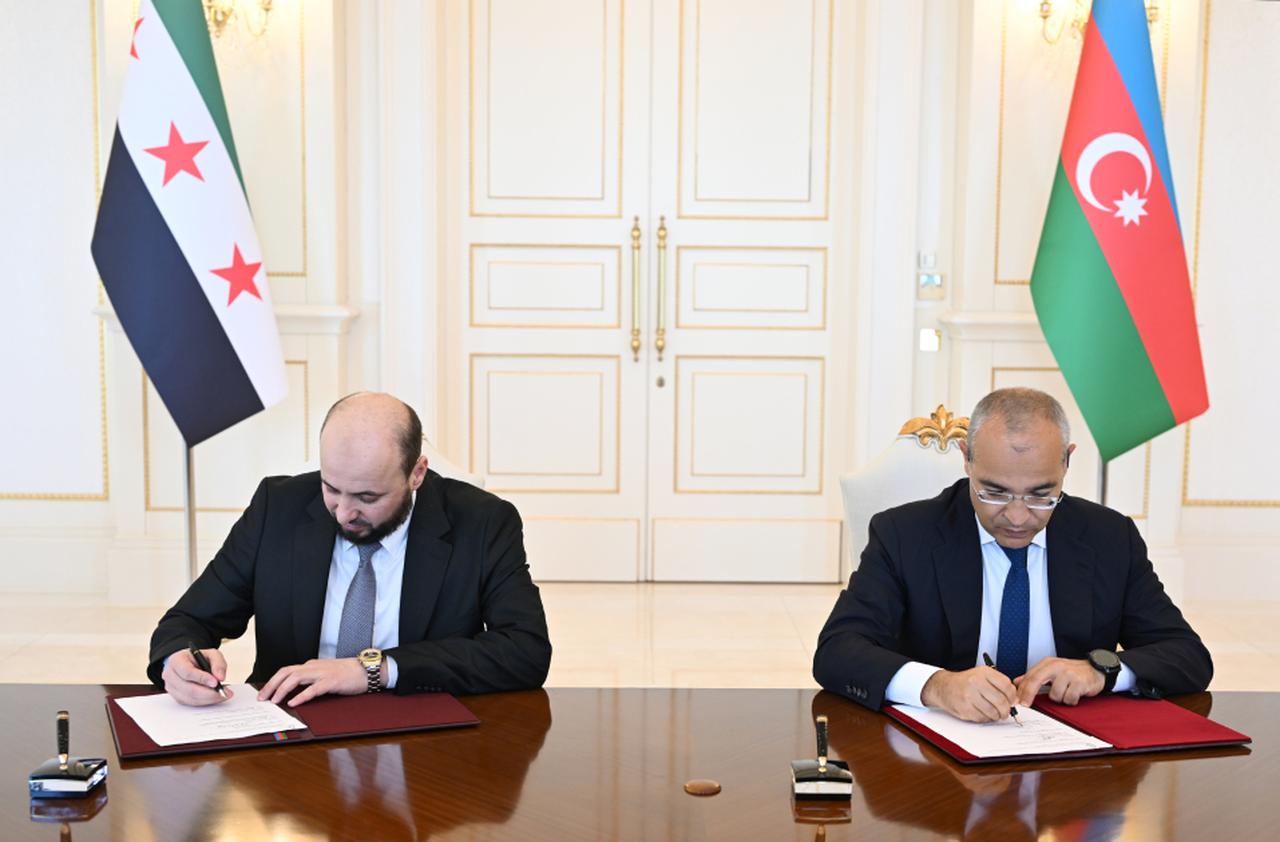 Azerbaijani Economy Minister and SOCAR Supervisory Board Chairman Mikayil Jabbarov (R) and Syrian Energy Minister Mohammad al-Bashir (L) in Baku on 12 July, 2025. (AZERTAC Photo)