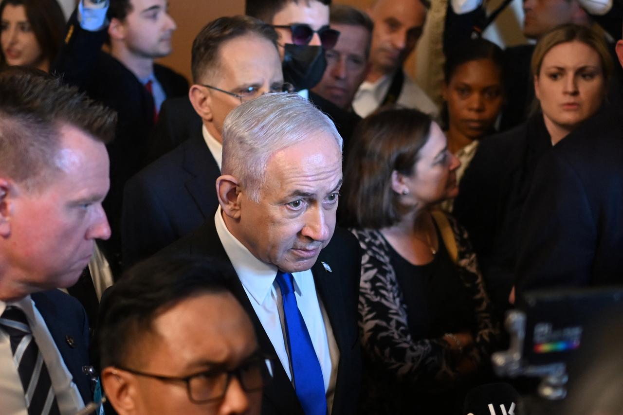 İsrail Başbakanı Benjamin Netanyahu, 9 Temmuz 2025'te Washington, ABD'deki ABD Capitol'deki milletvekilleriyle toplantıya varırken basına konuşuyor. (AFP fotoğrafı)