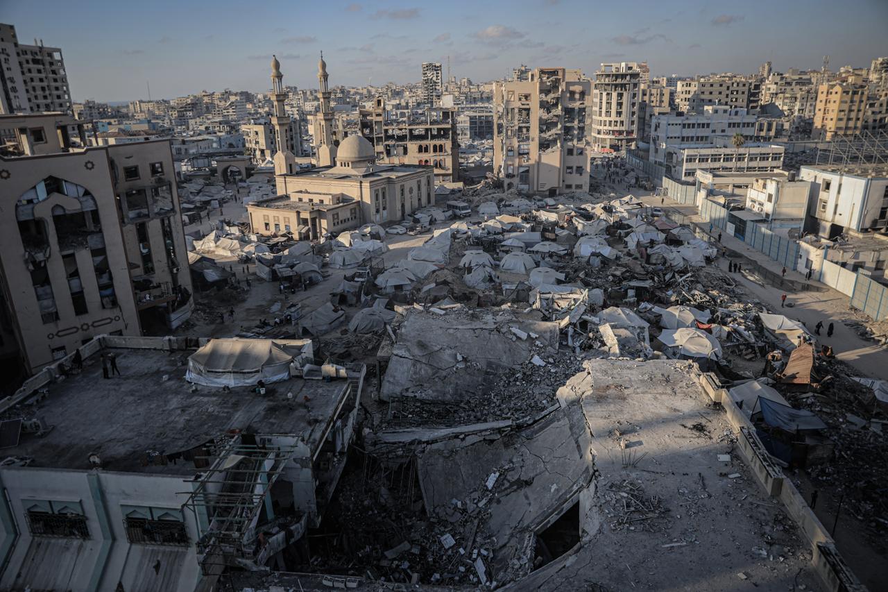 9 Temmuz 2025'te Gazze, Gazze Şehrindeki Yerinden Edilmiş Filistinlileri barındıran çok hasarlı binaların ve çok sayıda geçici çadırın bir generali. (AA Photo)