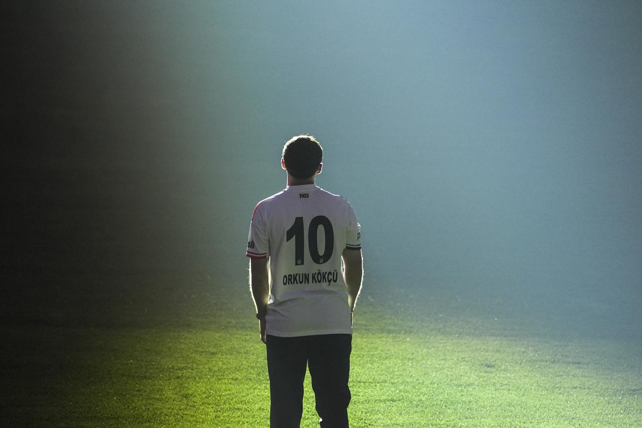 Orkun Kokcu steps down on the pitch and greets the fans following the signing ceremony with Besiktas at Tupras Stadium in Istanbul, Türkiye on July 12, 2025. (AA Photo)