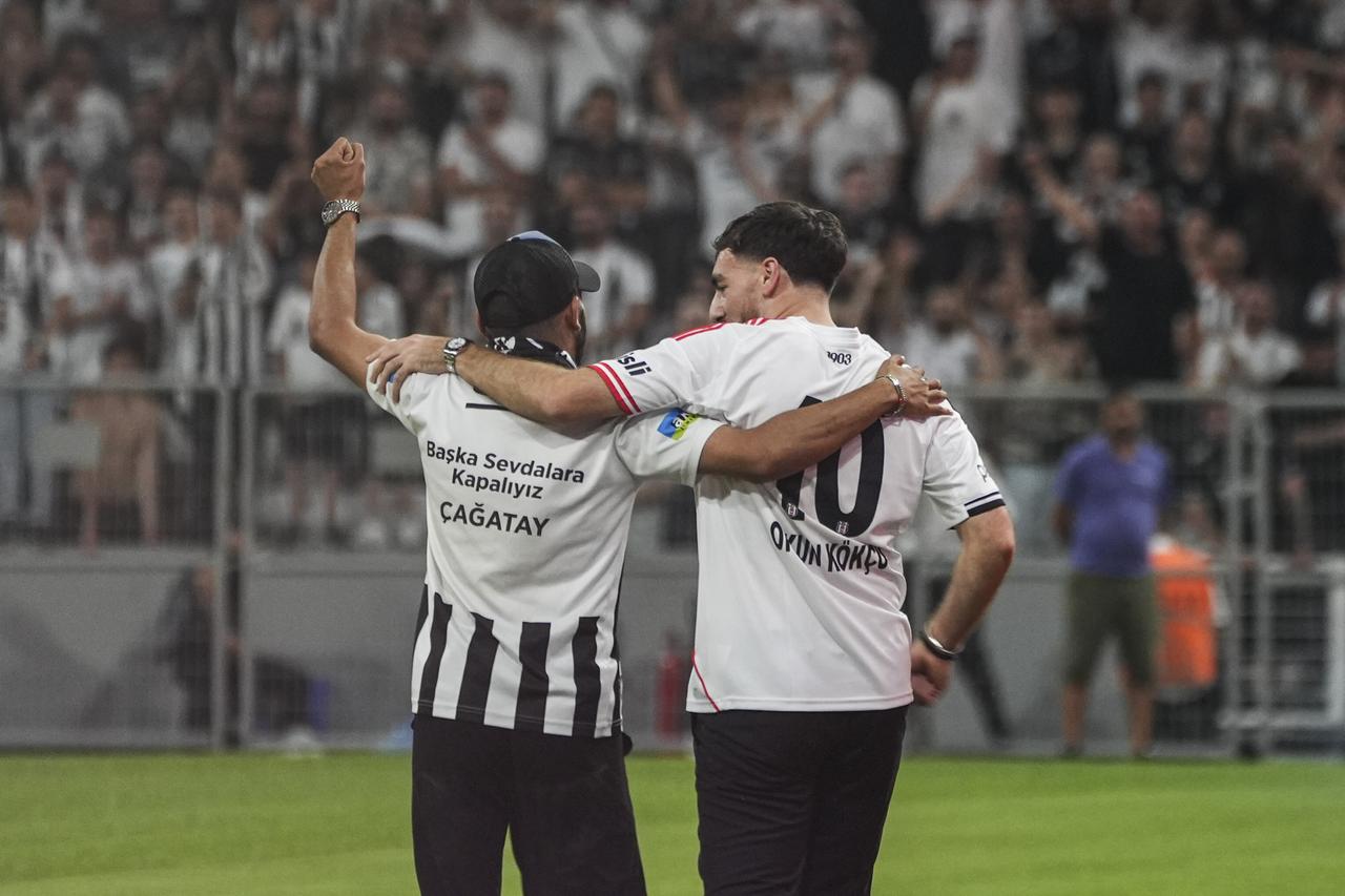 Orkun Kokcu steps down on the pitch and greets the fans following the signing ceremony with Besiktas at Tupras Stadium in Istanbul, Türkiye on July 12, 2025. (AA Photo)