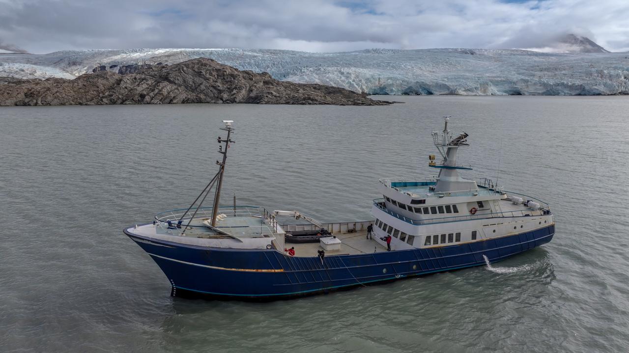 A group of 12 scientists participating in Turkiye's 5th National Arctic Scientific Research Expedition (TASE-V), under the auspices of the Turkish Ministry of Industry and Technology and under the coordination of TUBITAK MAM Polar Research Institute, start their research in Longyearbyen, Svalbard and Jan Mayen on July 10, 2025. (AA Photo)