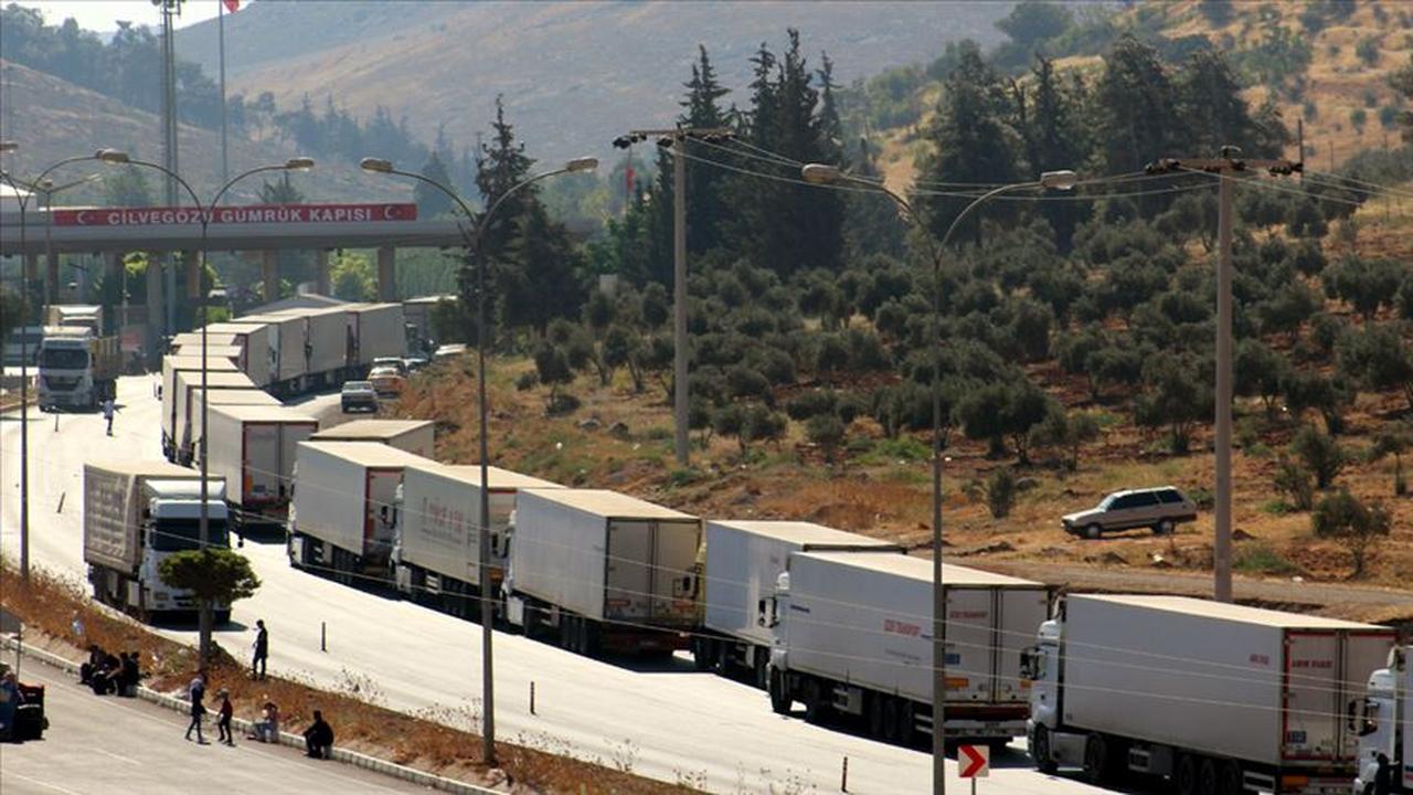 Trucks wait in line to cross into Syria at the Cilvegozu Border Gate in Hatay, Türkiye. (AA Photo)