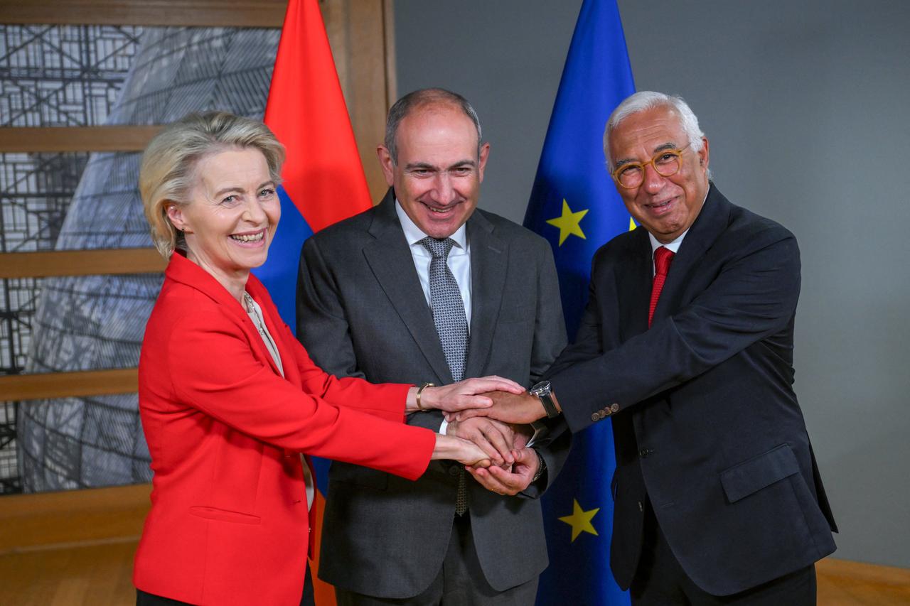 (From L) European Commission President Ursula von der Leyen, Armenia's Prime Minister Nikol Pashinyan and European Council President Antonio Costa in Brussels on July 14, 2025. (AFP Photo)