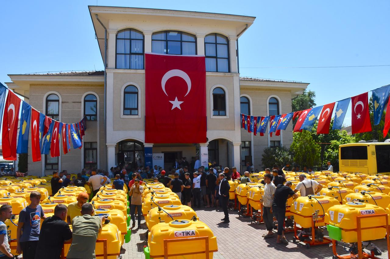 The Turkish Cooperation and Coordination Agency (TIKA) donated 400-liter pesticide sprayers to 200 farmers in Mamusa, Kosovo. (AA Photo)